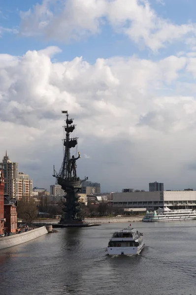 Moscú: uno de los muchos cruceros en el río Moskva y vista de Pedro la Gran Estatua, un monumento de 98 metros realizado en 1997 por Zurab Tsereteli para conmemorar los 300 años de la Marina Rusa — Foto de Stock