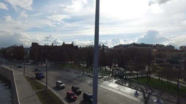 Панорамный вид на собор Христа Спасителя с Патриаршего моста, Москва, Россия — стоковое видео