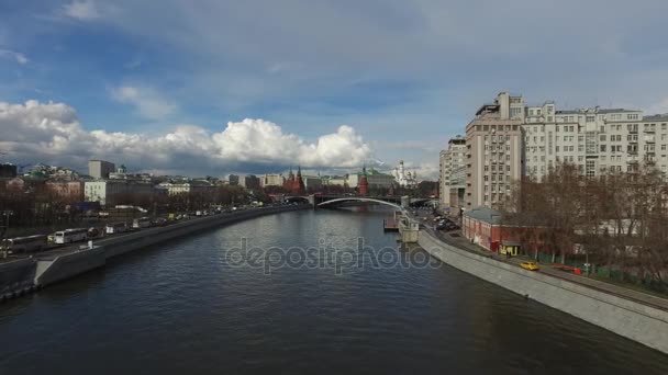 Panoramisch uitzicht op de kathedraal van Christus de Verlosser van de Patriarch brug, Moskou, Rusland — Stockvideo