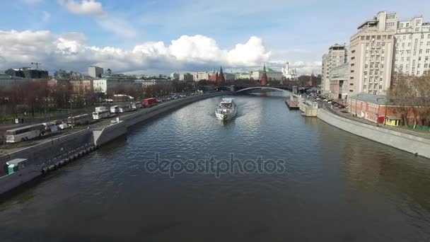 Panoramisch uitzicht op de kathedraal van Christus de Verlosser van de Patriarch brug, Moskou, Rusland — Stockvideo