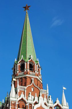 Moskova: Troitskaya Kule (Trinity Kulesi), Kremlin Duvarı'nın kulelerinin 1495-1499 yılında İtalyan mimar Aloisio da Milano (Aleviz Fryazin Milanets bilinen tarafından inşa edilen yakut yıldız) 