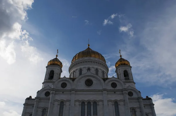 Moskva: utsikt över katedralen Kristus Frälsaren, den högsta ortodox kristen kyrka i världen, på den norra banken av Moskvafloden och några kvarter sydväst i Kreml — Stockfoto