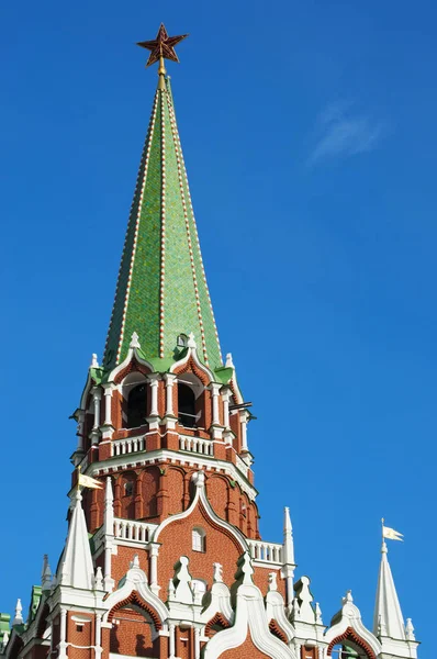 Moscú: la estrella rubí de la Torre Troitskaya (Torre de la Trinidad), una de las torres del Muro del Kremlin construida en 1495-1499 por el arquitecto italiano Aloisio da Milano (conocido como Aleviz Fryazin Milanets) ) — Foto de Stock