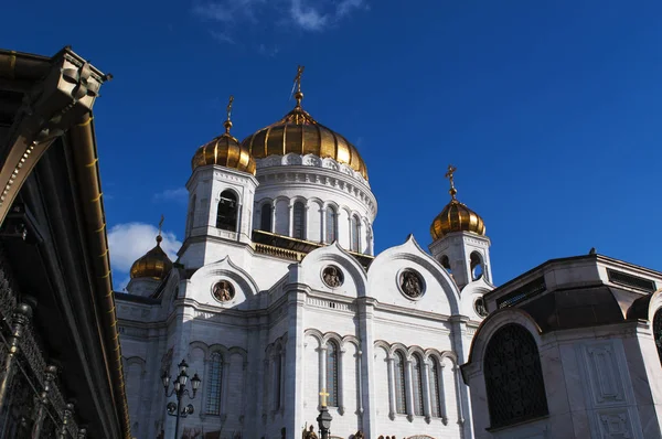 Moskova: Moskova Nehri ve birkaç blok güneybatı Kremlin'in kuzey kıyısında dünya kurtarıcı, en yüksek Ortodoks Hıristiyan İsa Katedrali görünümünü kilise - Stok İmaj