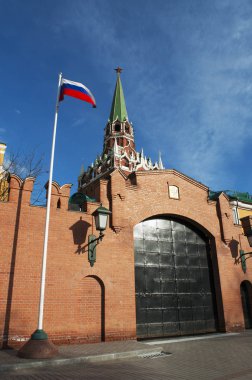 Moskova: Troitskaya Kulesi (Trinity Kulesi), Kremlin Duvarı'nın kulelerinin, 1495-1499 yılında İtalyan mimar Aloisio da Milano (Aleviz Fryazin Milanets bilinen tarafından inşa Rus bayrağı) 