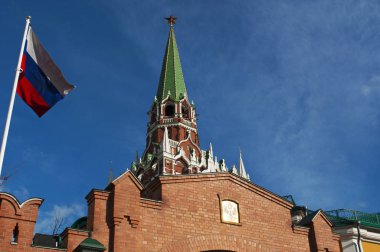 Moskova: Troitskaya Kulesi (Trinity Kulesi), Kremlin Duvarı'nın kulelerinin, 1495-1499 yılında İtalyan mimar Aloisio da Milano (Aleviz Fryazin Milanets bilinen tarafından inşa Rus bayrağı) 