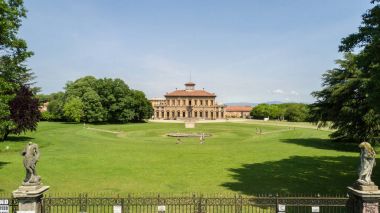 Villa Bagatti Valsecchi, villa, havadan görünümü, onsekizinci yüzyıl, İtalyan villası, Varedo, Monza Brianza, Lombardiya İtalya