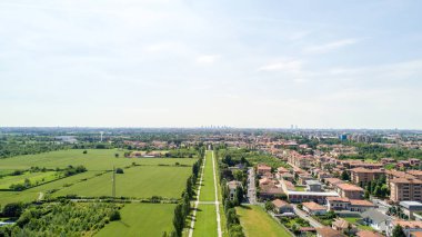 Yeni manzarası gördüm Milanese hinterland, havadan görünümü, ağaç Caddesi Milano. Trafiğe kapalı bisiklet yolu. Varedo, Monza Brianza, Lombardiya. İtalya