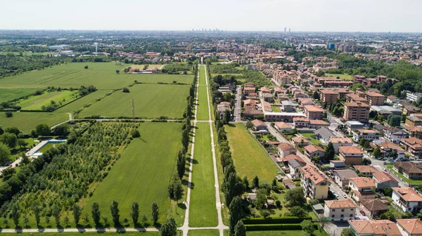 Neue Silhouette von Mailand vom Milanesischen Hinterland aus gesehen, Luftaufnahme, Allee mit Bäumen gesäumt. Fußgänger-Radweg.varedo, monza brianza, lombardei. Italien — Stockfoto