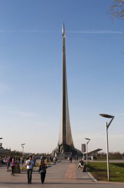 Moskova, Rusya: Prospekt Mira, barış Caddesi ile uzay araştırmaları Sovyet halkının başarıları kutlamak için 1964 yılında inşa Space Conquerors için anıt Garden'da görünümünü