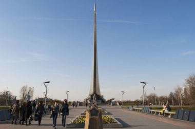 Moskova, Rusya: Prospekt Mira, barış Caddesi ile uzay araştırmaları Sovyet halkının başarıları kutlamak için 1964 yılında inşa Space Conquerors için anıt Garden'da görünümünü