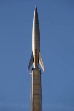 Moskova, Rusya: ayrıntı roket tabanında Cosmonautics Müzesi olduğunu içinde uzay araştırmaları, Sovyet halkının başarıları kutlamak için 1964 yılında inşa Space Conquerors için anıt üstünde onun kalkış pisti üzerinde 