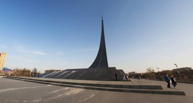 Moscow, Rusya Federasyonu: Cosmonautics Müzesi tabanında içinde uzay araştırmaları Sovyet halkının başarıları kutlamak için 1964 yılında inşa Space Conquerors için anıt görülmektedir 