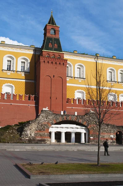 Moscou, Russie : la tour d'Arsenalnaya moyen (tour d'Arsenal moyen), l'une des tours du Kremlin, construite en 1495 sur le côté nord-ouest du mur du Kremlin, surplombant le jardin Alexandre — Photo