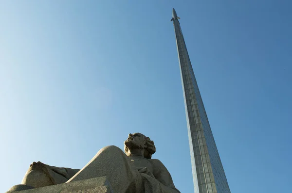 Moscou, Rússia: a estátua de Konstantin Tsiolkovsky, precursor da astronáutica, e o Monumento aos Conquistadores do Espaço, construído para celebrar as conquistas do povo soviético na exploração espacial — Fotografia de Stock