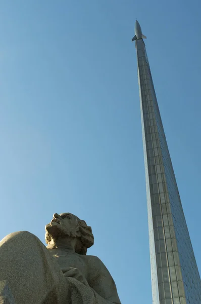 Moscou, Rússia: a estátua de Konstantin Tsiolkovsky, precursor da astronáutica, e o Monumento aos Conquistadores do Espaço, construído para celebrar as conquistas do povo soviético na exploração espacial — Fotografia de Stock