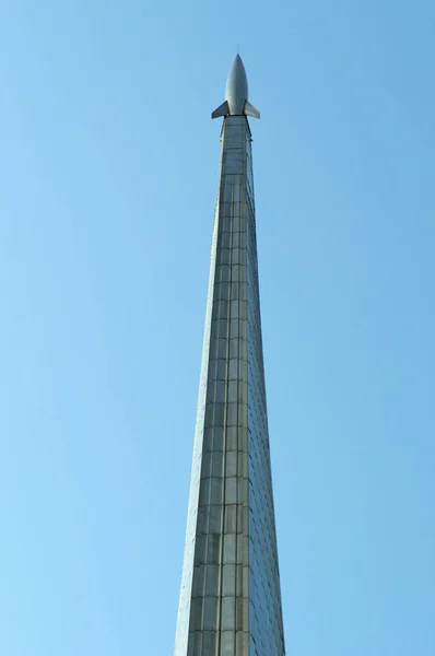 Moscou, Rússia: vista do foguete em sua rampa de lançamento no topo do Monumento aos Conquistadores do Espaço, construído em 1964 para celebrar conquistas do povo soviético na exploração espacial, dentro cuja base é o Museu de Cosmonáutica — Fotografia de Stock