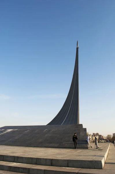 Moskau, Russland: Blick auf das Denkmal für die Eroberer des Weltraums, das 1964 errichtet wurde, um die Errungenschaften des sowjetischen Volkes in der Weltraumforschung zu feiern, in dessen Inneren sich das Museum für Kosmonautik befindet — Stockfoto