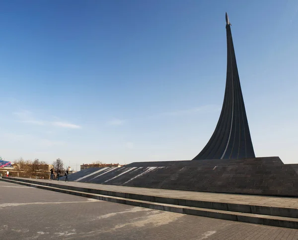 Moscou, Rússia: vista do Monumento aos Conquistadores do Espaço, construído em 1964 para celebrar conquistas do povo soviético na exploração espacial, dentro de cuja base está o Museu de Cosmonáutica — Fotografia de Stock