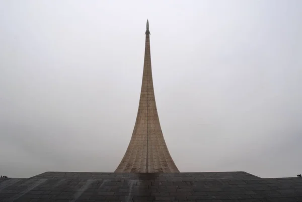 Moscou, Rússia: o Monumento aos Conquistadores do Espaço, um foguete em sua rampa de lançamento construído em 1964 para celebrar as conquistas do povo soviético na exploração espacial, dentro cuja base é o Museu de Cosmonáutica — Fotografia de Stock