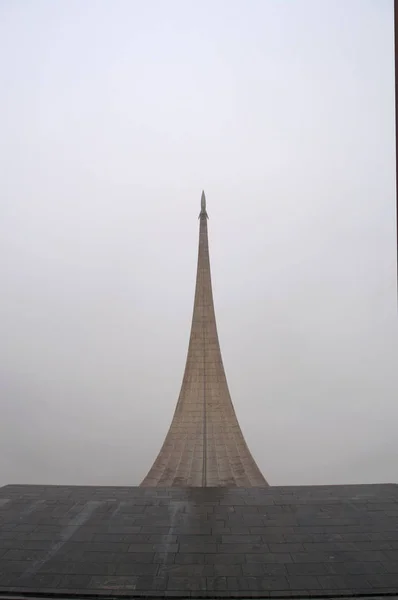 Moscou, Rússia: o Monumento aos Conquistadores do Espaço, um foguete em sua rampa de lançamento construído em 1964 para celebrar as conquistas do povo soviético na exploração espacial, dentro cuja base é o Museu de Cosmonáutica — Fotografia de Stock