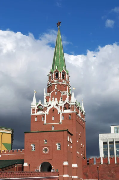 Moscú, Rusia: vista de la Torre Troitskaya (Torre de la Trinidad), construida en 1495-1499 por el arquitecto italiano Aloisio da Milano (conocido como Aleviz Fryazin Milanets) vista desde los ladrillos rojos del Muro del Kremlin — Foto de Stock