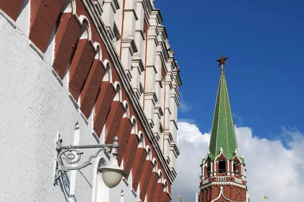 Moscú, Rusia: la Torre Troitskaya (Torre de la Trinidad) y la Torre Kutafiya, dos de las torres del Muro del Kremlin construidas por el arquitecto italiano Aloisio da Milano (conocido como Aleviz Fryazin Milanets) ) — Foto de Stock