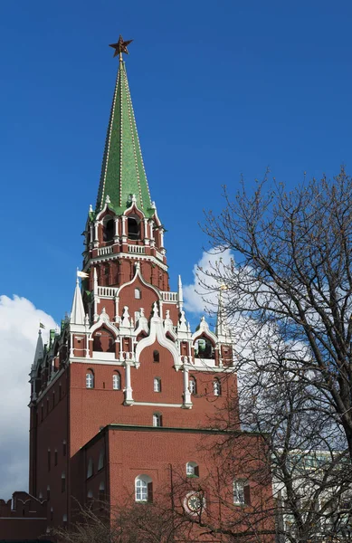 Moscú, Rusia: vista de la Torre Troitskaya (Torre de la Trinidad), construida en 1495-1499 por el arquitecto italiano Aloisio da Milano (conocido como Aleviz Fryazin Milanets) vista desde los ladrillos rojos del Muro del Kremlin — Foto de Stock