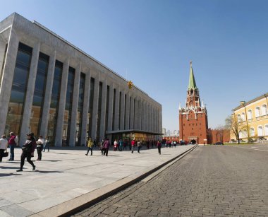 Rusya: Moskova Kremlin içinde devlet Kremlin Palace (Kremlin Palace, Kongre), Troitskaya Kulesi (Trinity kule) ve Arsenal manzarasına sahip, eski bir cephanelik 1736 inşa
