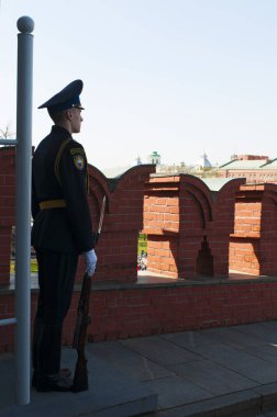 Rusya: Moskova Kremlin manzaralı bir Rus içinde görev Troitsky köprüde Troitskaya Kulesi (Trinity Kulesi kapısına uzanan yaya asker)