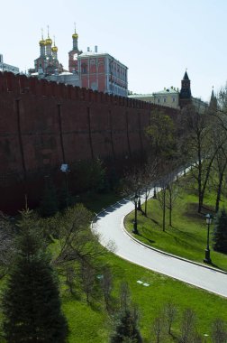 Moskova, Rusya: Kremlin duvarı ve Alexander Bahçe, Troitsky köprü, Kremlin kompleksi içinde uzanan yaya köprüsü ilk kentsel Park şehir,