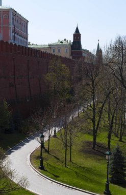 Moskova, Rusya: Kremlin duvarı ve Alexander Bahçe, Troitsky köprü, Kremlin kompleksi içinde uzanan yaya köprüsü ilk kentsel Park şehir,