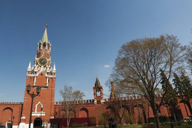 Rusya: Moskova Kremlin ile işçinin kuleye (kurtarıcı Kulesi), geçiş Doğu duvardaki bir aracılığıyla ile ana kuleye bakış içinde hangi Kızıl Meydan Manzaralı