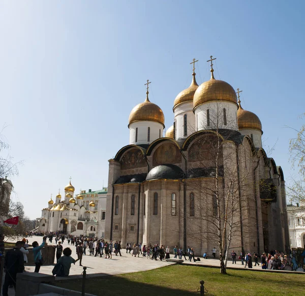 Russland: Blick auf die Entschlafungskathedrale (Mariä Himmelfahrt-Kathedrale), eine russisch-orthodoxe Kirche, die der Entschlafung der Gottesmutter auf dem Domplatz des Moskauer Kremls gewidmet ist — Stockfoto