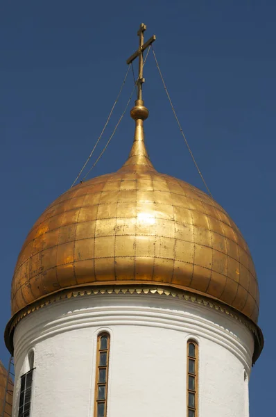 Kremlin de Moscú: cúpula dorada de la Catedral de la Dormición (Catedral de la Asunción), iglesia ortodoxa rusa dedicada a la Dormición de la Theotokos en la Plaza de la Catedral — Foto de Stock