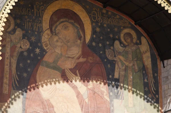 Moscú Kremlin: Virgen con el Niño, decoración pintada del exterior de la Catedral de la Dormición (Catedral de la Asunción), iglesia ortodoxa dedicada a la Dormición de la Theotokos —  Fotos de Stock