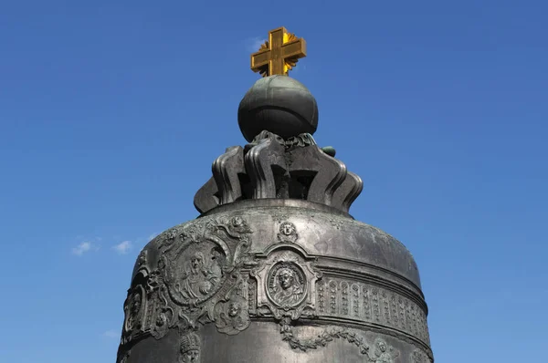 Rússia: o czar Bell dentro do Kremlin de Moscou, o maior sino do mundo, encomendado pela imperatriz Anna Ivanovna (sobrinha de Pedro, o Grande), quebrado durante a fundição de metal e nunca foi tocado — Fotografia de Stock