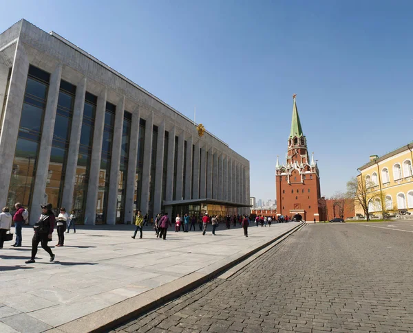 Rusko: uvnitř moskevského Kremlu s výhledem na státní Kremlin Palace (Kremlin Palace kongresů), Troická Tower (věž Trinity) a Arsenal, bývalé zbrojnice postavená v roce 1736 — Stock fotografie