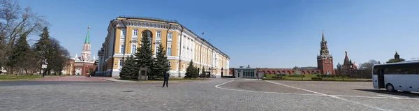 Rusko: uvnitř moskevského Kremlu se senátem, žlutá budova bydlení ruské prezidentské administrativy, Spasská věž (zachránce Tower) a Saint Basil's Cathedral — Stock fotografie
