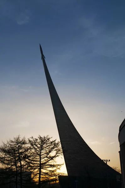 Moscou: vista ao pôr-do-sol do Monumento aos Conquistadores do Espaço, construído em 1964 para celebrar as conquistas do povo soviético na exploração espacial, dentro cuja base é o Museu de Cosmonáutica — Fotografia de Stock