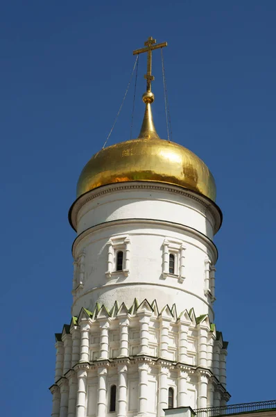 Rússia: a cúpula dourada do Belfry Assunção, parte do Ivan o Grande Bell Tower, a mais alta das torres no complexo de Moscou Kremlin — Fotografia de Stock