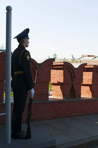 Rússia: dentro do Kremlin de Moscou com vista para um soldado russo de serviço na Ponte Troitsky, a passarela que leva ao portão da Torre Troitskaya (Torre Trinity ) — Fotografia de Stock