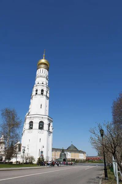 Russia: the Ivan the Great Bell Tower, the tallest of the towers in the Moscow Kremlin complex, built in 1508 for the Russian Orthodox cathedrals in Cathedral Square (Sobornaya Square) — Stock Photo, Image
