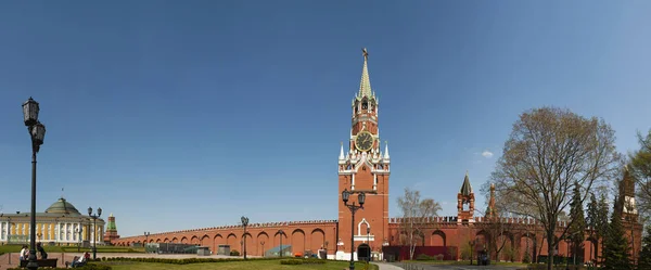 Russie : à l'intérieur du Kremlin de Moscou avec vue sur la Tour Spasskaya (Tour du Sauveur) et le Sénat, le bâtiment jaune qui abrite l'administration présidentielle russe — Photo