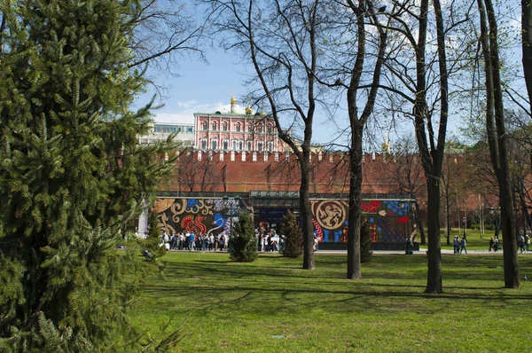 Ryssland: personer i kö på biljettkontoret över Kreml ligger i den Alexander Garden, en av de första offentliga stadsparkerna i Moskva — Stockfoto
