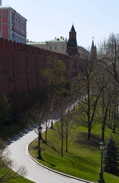 Moskwa, Rosja: ściany Kremla i ogrodu Aleksandrowskiego, jeden z pierwszych publicznych parków miejskich w mieście, od Troicki most, kładka dla pieszych, która prowadzi w kompleksie Kremla — Zdjęcie stockowe