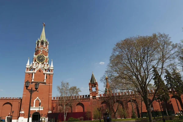 Rusia: dentro del Kremlin de Moscú con vistas a la Torre Spasskaya (Torre Salvador), la torre principal con un paso a través de la pared oriental que da a la Plaza Roja — Foto de Stock