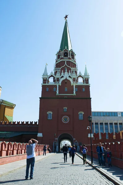 Rusia: vista de la Torre Troitskaya (Torre de la Trinidad) y el Puente Troitsky, construido en 1495-1499 por el arquitecto italiano Aloisio da Milano — Foto de Stock