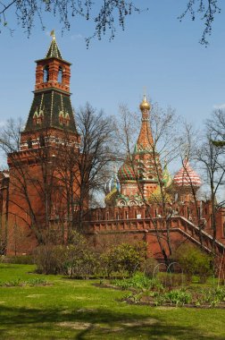 Rusya: Moskova Kremlin Nabatnaya Kulesi (Alarm çan kulesi) ve Aziz Basil Katedrali, Kızıl Meydan ve Kremlin'e dışında dünya ünlü Ortodoks Kilisesi manzaralı içinde 