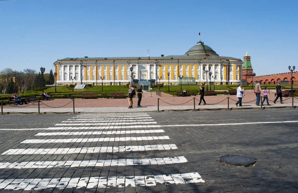 Russie : à l'intérieur du Kremlin de Moscou avec vue sur le Sénat, le bâtiment jaune qui abrite l'administration présidentielle russe — Photo